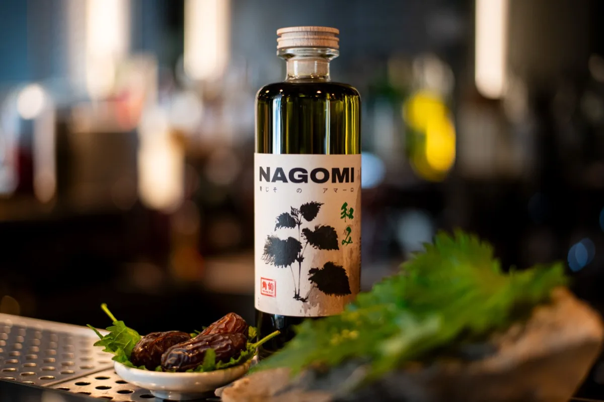 NAGOMI amaro di shiso TSUNO POP con shiso e dattero sul bancone, piccoli lotti