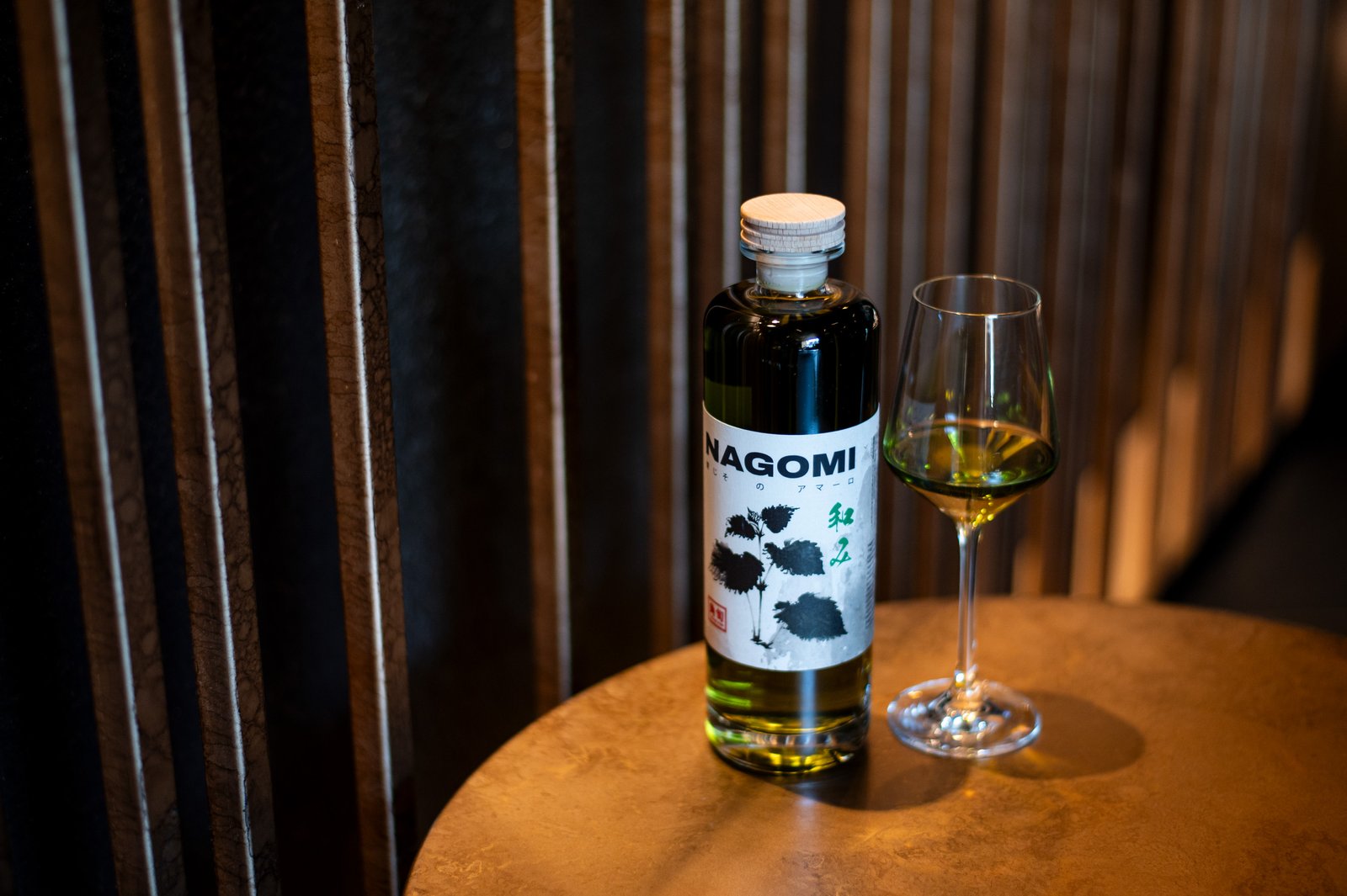NAGOMI amaro di shiso TSUNO POP liscio con ghiaccio, bottiglia e calice da degustazione